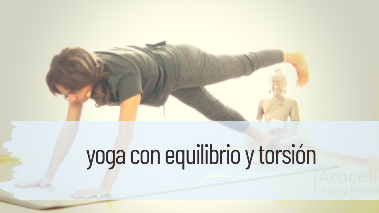 yoga con equilibrio y torsión